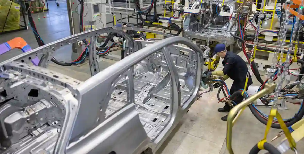 Новость EVOLUTE «Первый в России специализированный завод по производству электромобилей и гибридов в липецкой области объявляет о запуске цехов сварки и окраски кузовов автомобилей EVOLUTE»